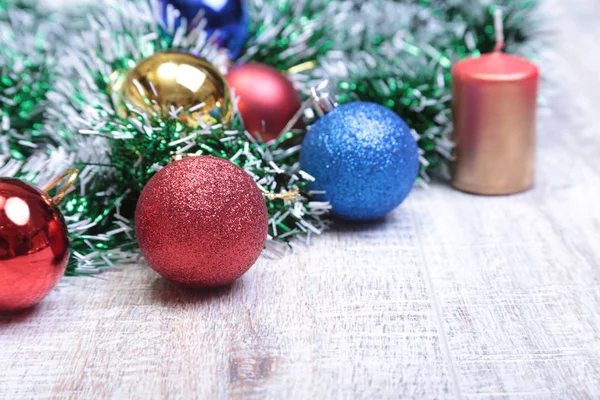 Decoración de Navidad aislado blanco. Cajas de regalo rojas y doradas con tres bolas, adorno floral. Vista superior. Composición cuadrada . — Foto de Stock