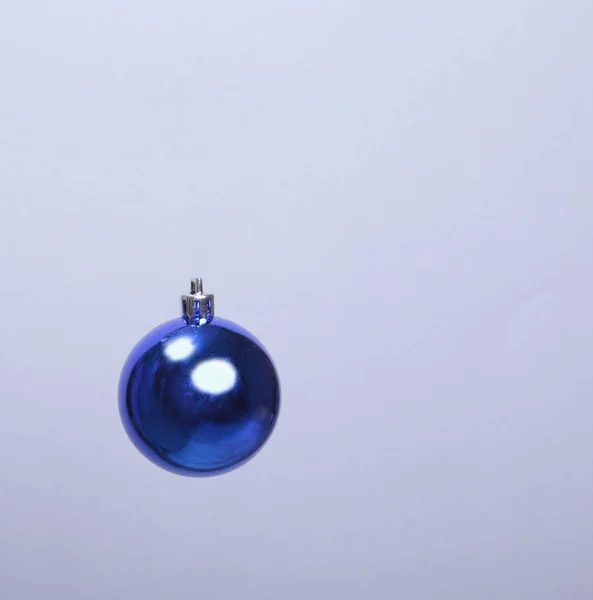 Noel dekorasyon beyaz izole. Kırmızı ve altın hediye kutuları üç top, çiçek süsleme ile. Üstten Görünüm. Kare kompozisyon.