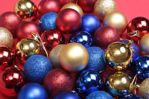 クリスマスの装飾は、白を分離しました。3 ボール、花の飾りと赤と金色のギフト ボックス。平面図です。正方形の組成. — ストック写真
