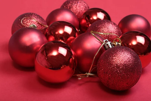 Decorazione di Natale isolato bianco. Confezioni regalo rosse e dorate con tre palline, ornamento floreale. Vista dall'alto. Composizione quadrata . — Foto Stock