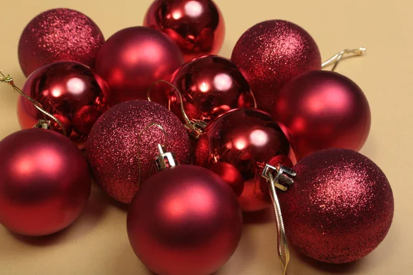 Decoración de Navidad aislado blanco. Cajas de regalo rojas y doradas con tres bolas, adorno floral. Vista superior. Composición cuadrada . — Foto de Stock