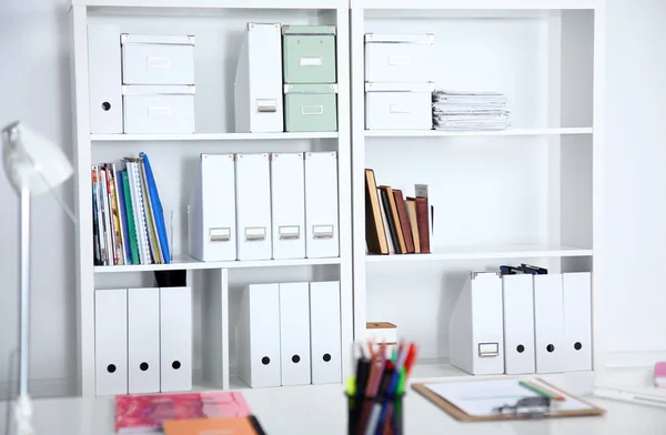 Carpetas de archivos, de pie en los estantes de la oficina . — Foto de Stock