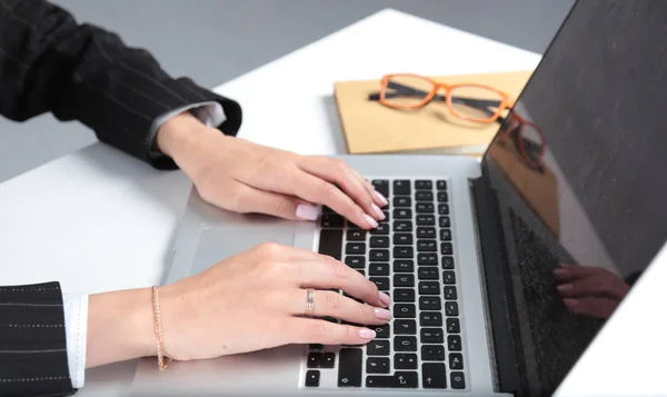 Gros plan sur la dactylographie des mains féminines au clavier — Photo