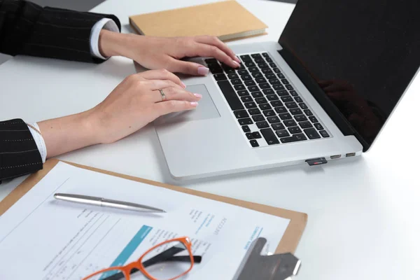 Gros plan sur la dactylographie des mains féminines au clavier — Photo