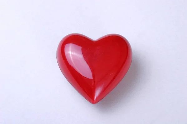 Cerrar el símbolo de forma de corazón rojo sobre fondo blanco con camino de recorte — Foto de Stock