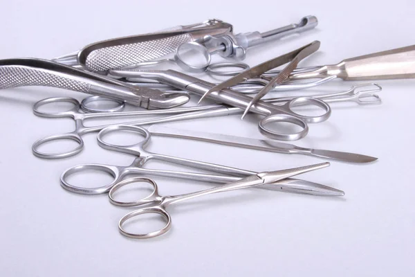 Instrumenty chirurgiczne i narzędzi takich jak Skalpele, kleszcze pęseta ułożone na stole do zabiegu — Zdjęcie stockowe