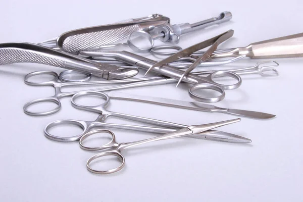 Chirurgische instrumenten en hulpmiddelen met inbegrip van de scalpels, pincet pincet gerangschikt op een tafel voor chirurgie — Stockfoto