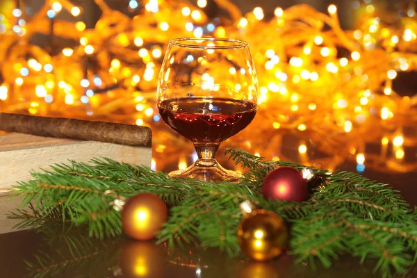 Gläser Schnaps oder Cognac und Flasche auf dem Holztisch. — Stockfoto