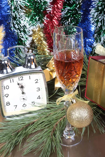 Celebración. las copas de champán, vino y caja de regalo . — Foto de Stock