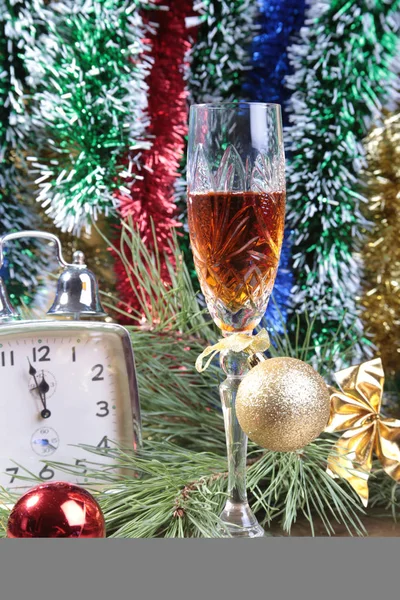 Celebración. las copas de champán, vino y caja de regalo . — Foto de Stock