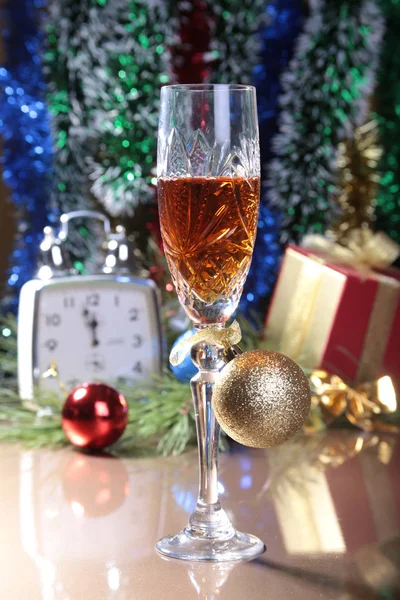 Feiern. die Gläser Champagner, Wein und Geschenkbox. — Stockfoto