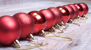 Noel dekorasyon beyaz izole. Kırmızı ve altın hediye kutuları üç top, çiçek süsleme ile. Üstten Görünüm. Kare kompozisyon.