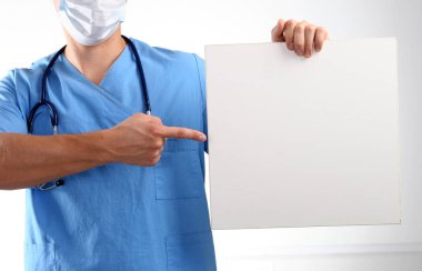 Boş afiş izole kırpma yolu ile beyaz arka planda tutan profesyonel tıp doktoru