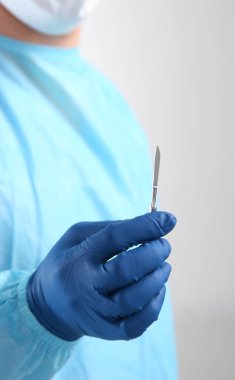 Cerrah elini tut neşter ve cımbız kesme tedavi yara closeup süre. Resüsitasyon ya da yaralanma iyileşmek, Doktor mağaza, hasta, 911, acil cerrahi kaydetme, dikiş kavramı koymak