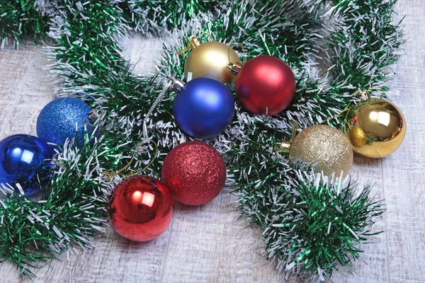 Decorazione di Natale isolato bianco. Confezioni regalo rosse e dorate con tre palline, ornamento floreale. Vista dall'alto. Composizione quadrata . — Foto Stock