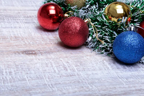 Decoración de Navidad aislado blanco. Cajas de regalo rojas y doradas con tres bolas, adorno floral. Vista superior. Composición cuadrada . — Foto de Stock