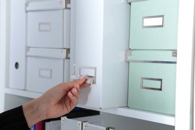 Dosya klasörleri, arka planda raflarda duran