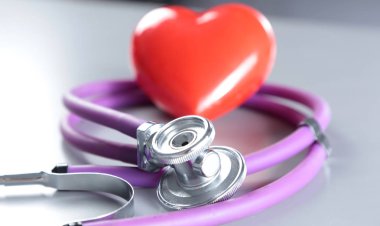 Kırmızı kalp ve cardiagram üzerinde bir stetoskop