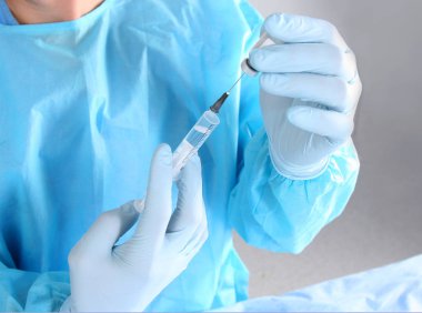 Cerrah elini tut neşter ve cımbız kesme tedavi yara closeup süre. Resüsitasyon ya da yaralanma iyileşmek, Doktor mağaza, hasta, 911, acil cerrahi kaydetme, dikiş kavramı koymak