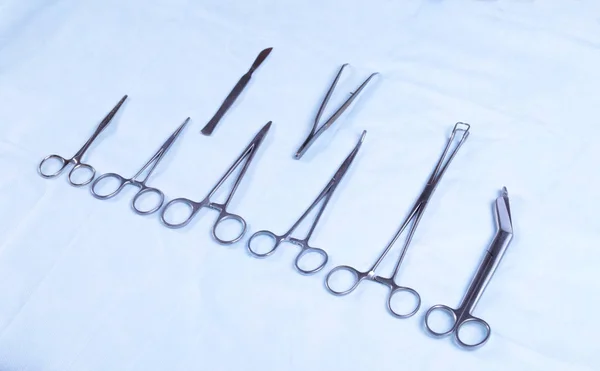 Medicinska instrument i ett stål fack — Stockfoto