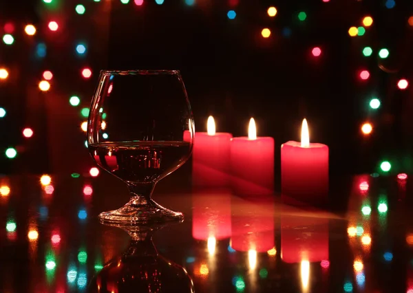 Weihnachtskomposition Foto Cognacglas und Kerze auf schwarzem Hintergrund — Stockfoto