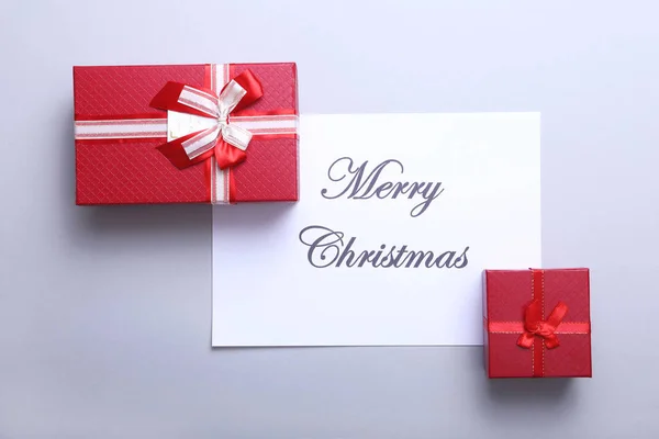Feliz Navidad y feliz año nuevo tarjeta, caja de regalo, bola con decoración roja — Foto de Stock