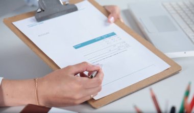 Gösterilen ve boş kartvizit teslim bir işkadını. Beyaz arka planda siyah elbiseli göl kenarında kadın