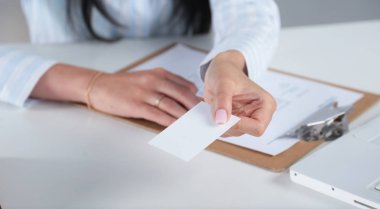 Gösterilen ve boş kartvizit teslim bir işkadını. Beyaz arka planda siyah elbiseli göl kenarında kadın