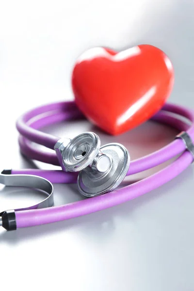 Stetoscopio con cuore rosso su sfondo chiaro — Foto Stock
