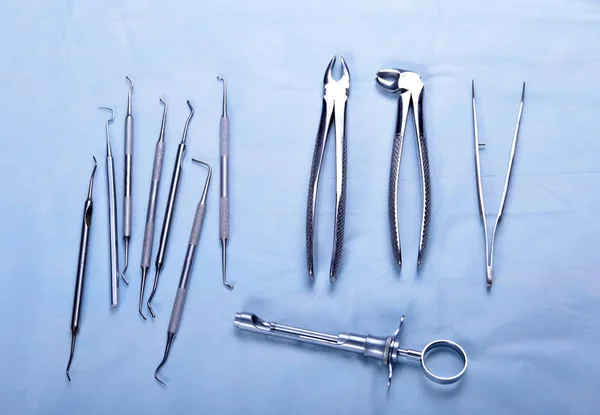 Set metal peralatan medis untuk perawatan gigi — Stok Foto