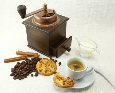 kahve çekirdekleri taşlama ve beyaz arka plan üzerinde fincan sıcak