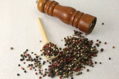 aromatik baharat biber ve üzerinde beyaz izole öğütücü