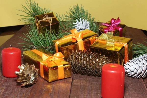 De doos van de gift van Kerstmis met goud kleur strik geïsoleerd op houten achtergrond — Stockfoto