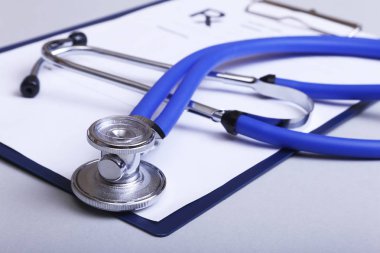 Steteskop ve hafif bir arka plan üzerinde tıbbi donatımı