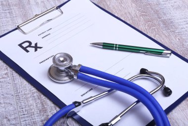 Steteskop ve hafif bir arka plan üzerinde tıbbi donatımı