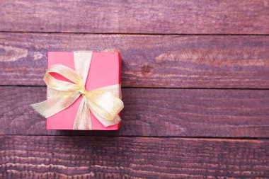 Noel hediye kırmızı kutusu beyaz arka plan üzerinde izole altın rengi fiyonklu