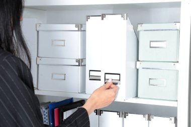 Dosya klasörleri, arka planda raflarda duran