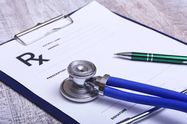 Steteskop ve hafif bir arka plan üzerinde tıbbi donatımı