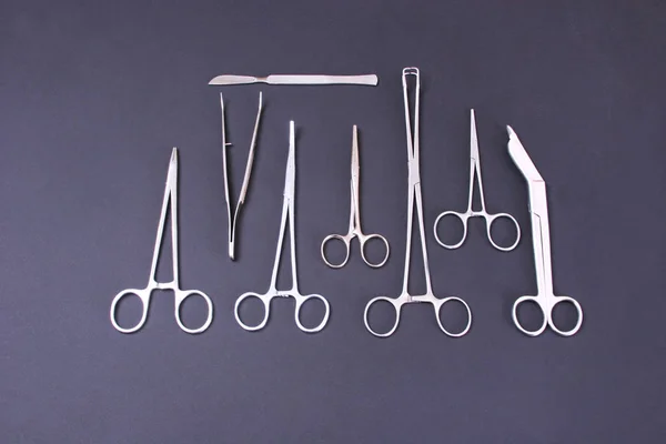 Chirurgische instrumenten en hulpmiddelen met inbegrip van de scalpels, pincet pincet gerangschikt op een tafel voor chirurgie — Stockfoto