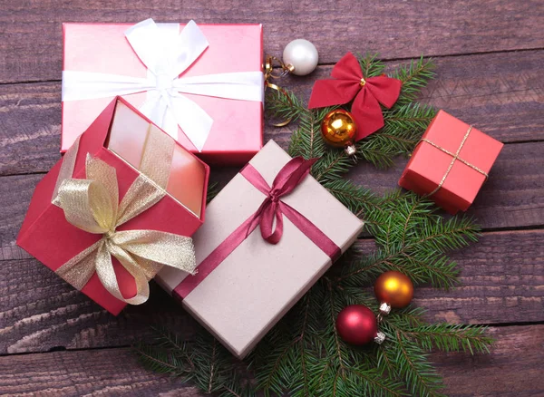 Caja de regalo de Navidad con arco de color oro aislado en mesa de madera . — Foto de Stock