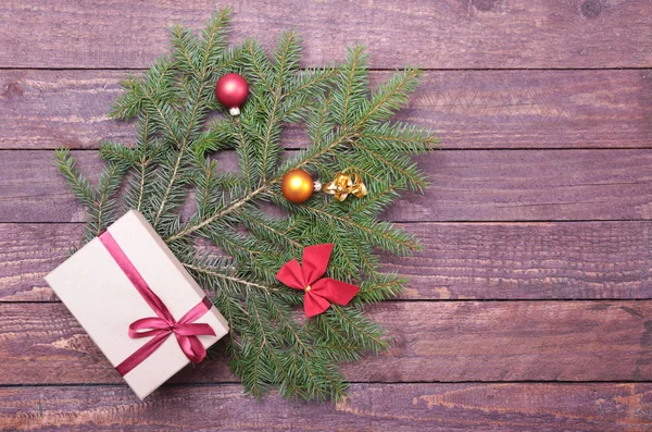 Caja roja regalo de Navidad con arco de color oro aislado sobre fondo blanco — Foto de Stock