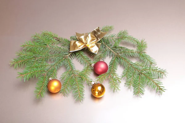 Coffrets cadeaux avec boules sur fond doré — Photo