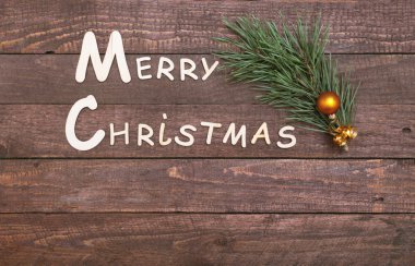 Neşeli Noel metin ve dekorasyon ahşap arka plan üzerinde