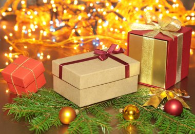 Bir Noel arka planda topları ile hediye kutuları