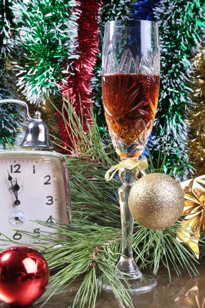Reloj y caja de regalo en el fondo de Navidad — Foto de Stock