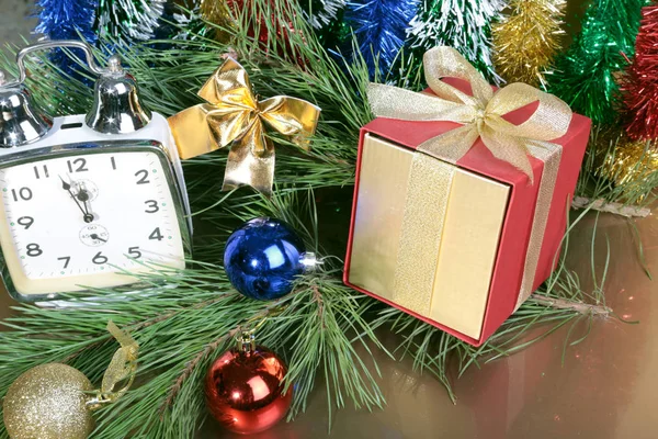 Clock and gift box on christmas background — Stock Photo, Image