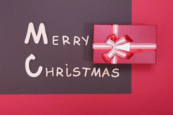 Feliz Navidad texto y decoraciones sobre un fondo rojo — Foto de Stock