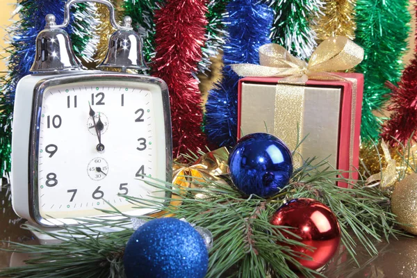 Clock and gift box on christmas background — Stock Photo, Image