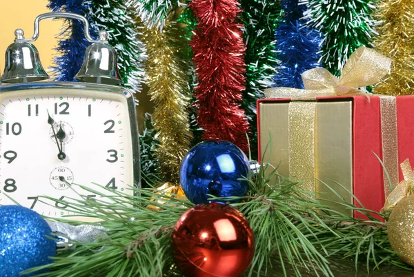 Clock and gift box on christmas background — Stock Photo, Image