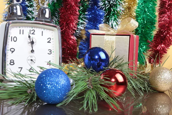 Clock and gift box on christmas background — Stock Photo, Image